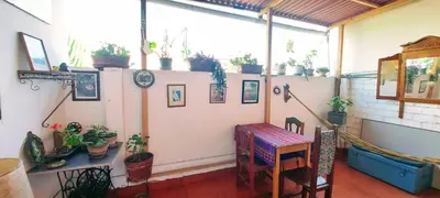 a room with a table and potted plants on a wall at Habitación con dos camas, baño privado, terraza y cocina compartida en Miraflores in Lima