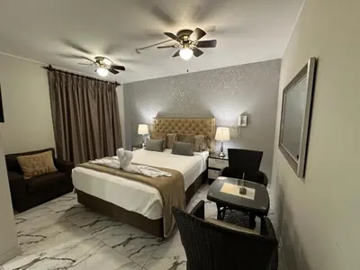 a hotel room with a bed and a table and chairs at Solis Dies Hotel in Lima