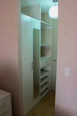 a closet with a mirror and a pink wall at Condominio Uptown de 2 dormitorios in Lima