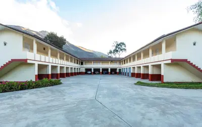 an empty parking lot in front of a building at LP Express Hotel Tarma in Tarma