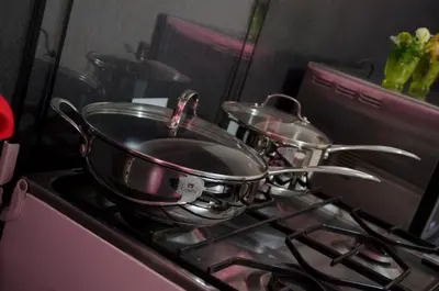 two pots and pans sitting on top of a stove at Jazmines Lodging in Ica
