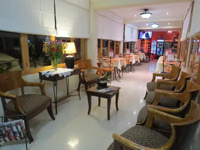 a restaurant with chairs and tables in a room at Hotel Las Flores in Ica