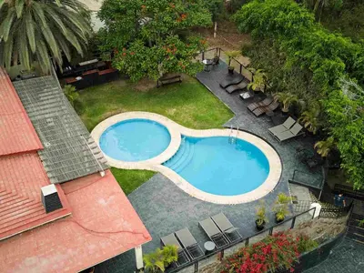an overhead view of a swimming pool next to a house at Empedrada Ranch & Lodge - Hotel Asociado Casa Andina in Caral