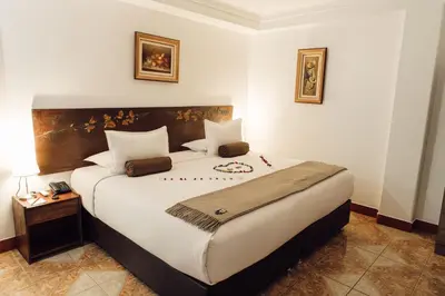 a bedroom with a large bed in a room at Hotel Retama Machupicchu in Machu Picchu