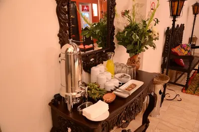 a table with a blender and cups and a mirror at Altipacha Ayacucho Hotel in Ayacucho