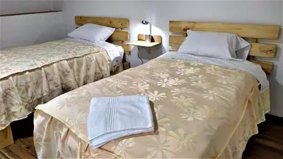 two beds in a small room with sidx sidx sidx at Casa Anais y Nicolas económico in Cusco