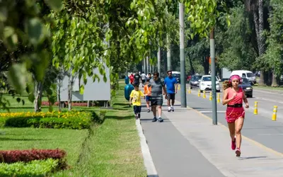 a group of people walking down a sidewalk at Departamento en el centro de San Borja (Rubens) in Lima