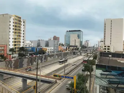 a view of a city with traffic on a highway at Céntrico Apartamento Parque Kennedy Miraflores in Lima
