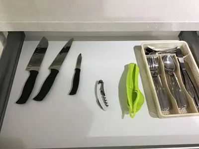 a group of knives and other kitchen utensils on a drawer at Moderno departamento Miraflorino con aire acondicionado in Lima