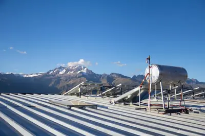 a view of a roof with mountains in the background at Casa 100% ecológica con vista a los glaciares andinos in Maras