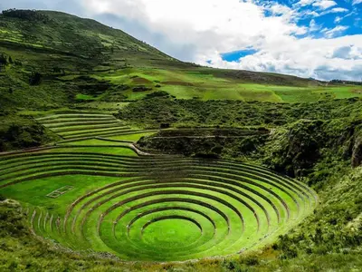 an amphitheatre in the side of a mountain at Casa 100% ecológica con vista a los glaciares andinos in Maras
