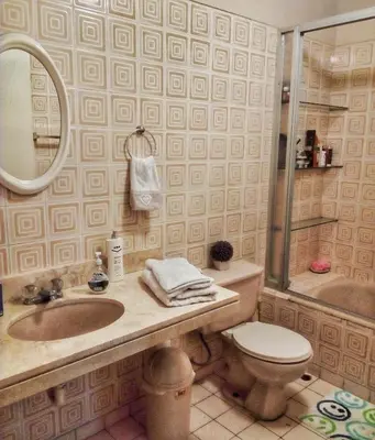 a bathroom with a sink and a toilet and a shower at Amplia habitación con baño in Lima