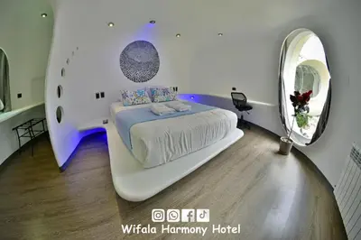 a bed in a room with a circular mirror at Wifala Harmony Hotel in Urubamba