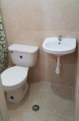 a bathroom with a toilet and a sink at Hospedaje Arana in Chincha Alta