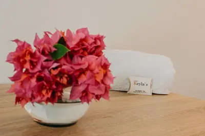 a vase filled with pink flowers sitting on a table at Keylas Hotel in Ica