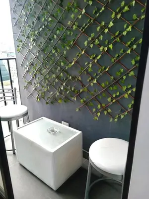 a room with a table and two chairs and a wall at Pet Friendly Apart-Maximo 9 Personas-Piscina-Parrilla-Billar-Gimnasio in Lima