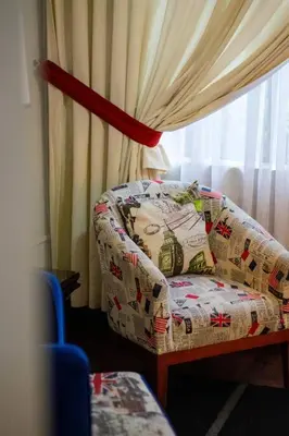 a living room with a chair and a window at Británico en Miraflores & primer piso, 3 dormitorios in Lima