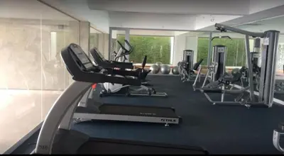 a gym with several treadmills and cardio machines at Departamento de playa - Condominio OCEAN REEF - SAN BARTOLO in San Bartolo
