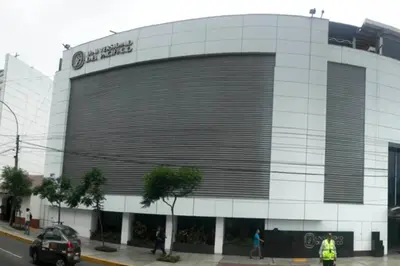 a building with a sign on the side of it at Apartamento moderno con vistas, WiFi gratis y cocina equipada in Lima