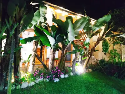 a garden at night with trees and flowers at FRANKFURTER HOF FAMILIAR Oxapampa in Oxapampa