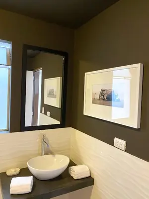 a bathroom with a sink and a mirror at Nomad By Wynwood House in Lima