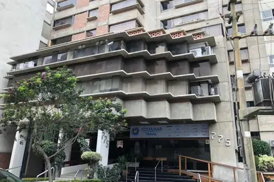 a building with the entrance to a building at 6 - Departamento de 2 dormitorios en area turistica de Miraflores in Lima