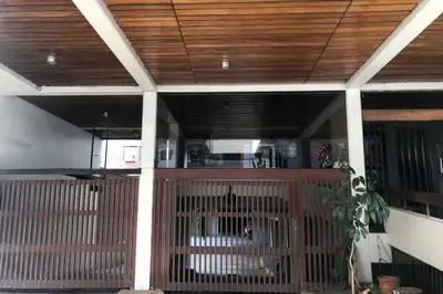 a building with a gate with a wooden ceiling at 7-Departamento moderno en el área turística de Miraflores in Lima