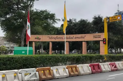 a sign for a building with a flag and flags at (4)Acogedor departamento, excelente ubicación in Lima