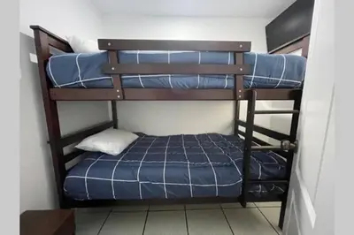 a couple of bunk beds in a room at (4)Acogedor departamento, excelente ubicación in Lima