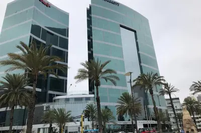 a tall building with palm trees in front of it at (4)Acogedor departamento, excelente ubicación in Lima