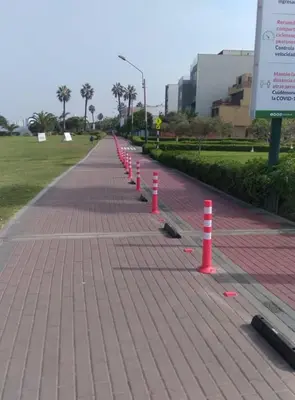 a row of orange traffic cones on a sidewalk at Parque & Mar lindo alojamiento en San Isidro in Lima