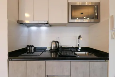 a kitchen with a sink and a microwave at Connect by Wynwood House in Lima