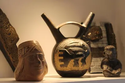 a group of vases and other items on a shelf at El Gamonal - Paracas in Paracas
