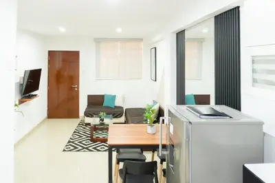 a small kitchen and dining room with a table in a room at Moderno Departamento en Barranca in Barranca