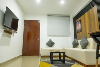 a living room with a couch and a tv at Moderno Departamento en Barranca in Barranca