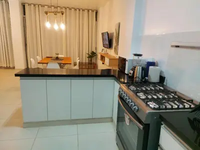 a kitchen with a stove and a counter top at Playa ChinchaHouse - Agradable casa de playa en Chinchaycamac in Chincha Baja