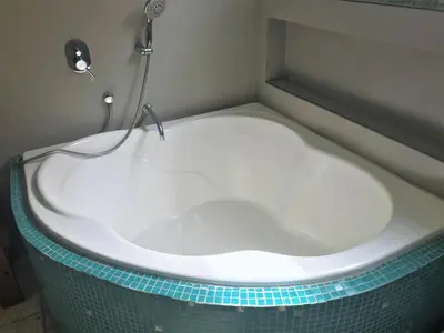 a bath tub in a bathroom with a shower at Loft grande cerca al Olivar en San isidro-Lima in Lima
