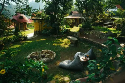 a garden with a statue in the grass at BIOSFERA LODGE GLAMPING tipi 2 personas in Oxapampa