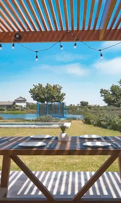 a picnic table with a view of a playground at HOP PRAIA exclusiva laguna y playa en Chincha in Chincha Baja