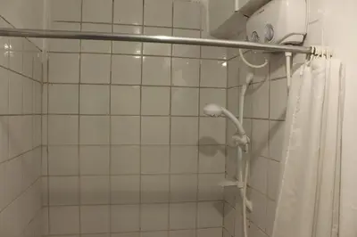 a bathroom with a shower with a shower curtain at LA CASA DEL VISITANTE in Cusco