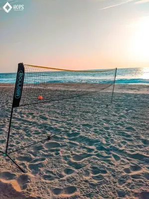 a volleyball net in the sand on the beach at HOP BUZIOS exclusiva oasis y playa en Chincha in Chincha Baja