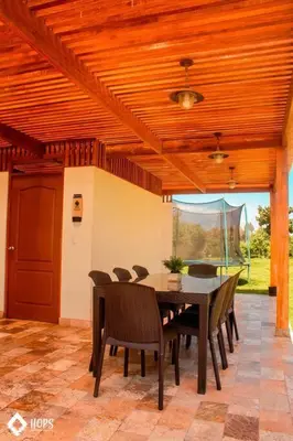 a dining room with a table and chairs at HOP LAGO & MAR exclusiva en playa de chincha in Chincha Baja
