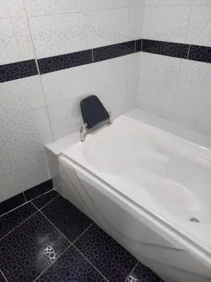a white tub in a bathroom with a black seat at Lugar encantador frente al mar con tina o jacuzzi in Lima
