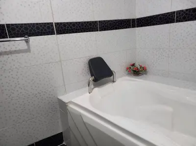 a bathroom with a white tub and a sink at Lugar encantador frente al mar con tina o jacuzzi in Lima