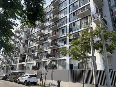 a tall building with cars parked in front of it at VERSALLES APARTMENT in Lima