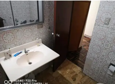 a bathroom with a white sink and a mirror at Habitación amoblada independiente dentro departamento amoblado tipo ROOMIE in Lima