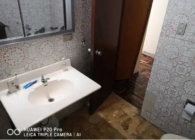 a bathroom with a white sink and a mirror at Habitación amoblada independiente dentro departamento amoblado tipo ROOMIE in Lima