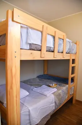 two bunk beds in a room with a cat on the bottom bunk at Departamento Hermoso en Residencial - Huacachina in Ica