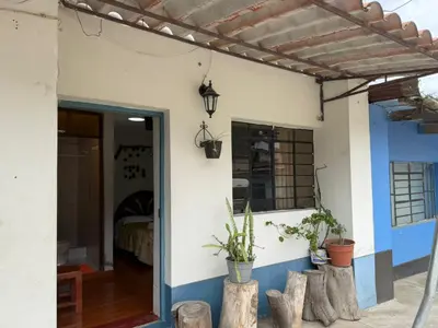 a house with a blue and white wall and a bedroom at Hospedaje Quillabamba in Santa Teresa