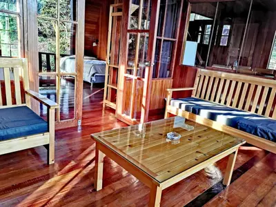 a living room with a bench and a table at Oxablues Home Lodge in Oxapampa